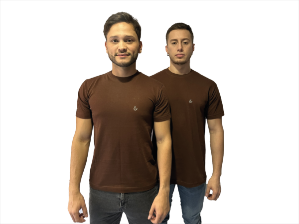 CAMISETA DE ALGODON MARRON SIMBOLO BORDADO