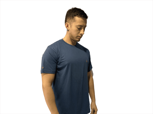 CAMISETA DE ALGODON AZUL PETROLEO SIMBOLO BORDADO - Imagen 15