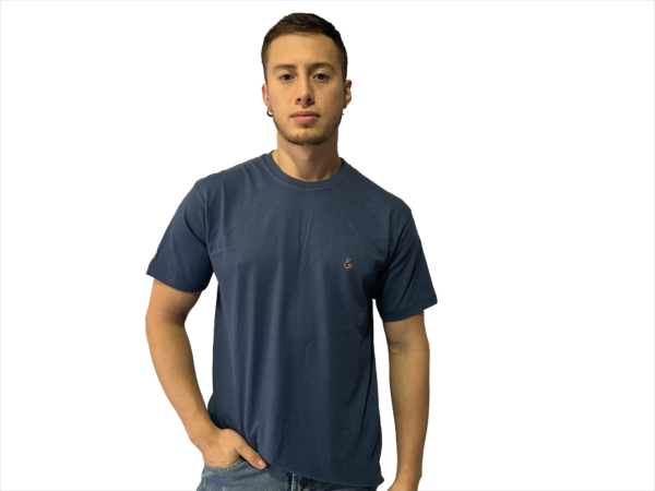 CAMISETA DE ALGODON AZUL PETROLEO SIMBOLO BORDADO - Imagen 13