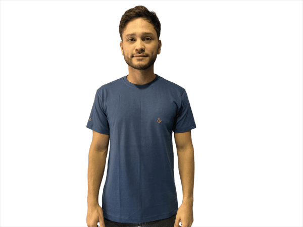 CAMISETA DE ALGODON AZUL PETROLEO SIMBOLO BORDADO