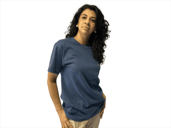 CAMISETA DE ALGODON AZUL PETROLEO SIMBOLO BORDADO - Imagen 7