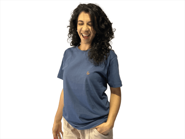 CAMISETA DE ALGODON AZUL PETROLEO SIMBOLO BORDADO - Imagen 6