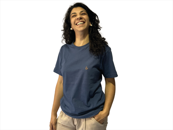 CAMISETA DE ALGODON AZUL PETROLEO SIMBOLO BORDADO - Imagen 5