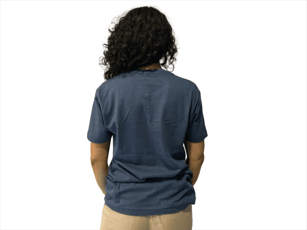 CAMISETA DE ALGODON AZUL PETROLEO SIMBOLO BORDADO - Imagen 4