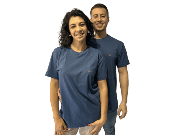 CAMISETA DE ALGODON AZUL PETROLEO SIMBOLO BORDADO - Imagen 2